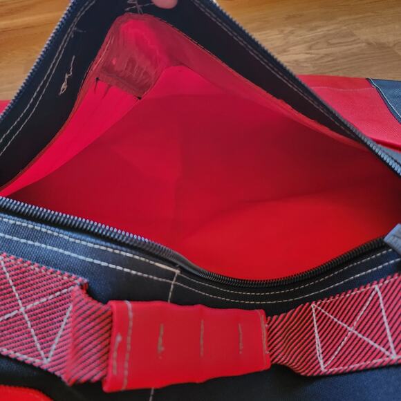 Vintage Marlboro Unlimited Large Red Sling Duffle Bag Cinch Bag Hiking READ - Picture 15 of 15